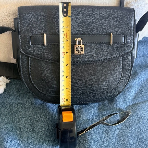Tory Burch’s classic leather equestrian-inspired style black crossbody bag - Picture 10 of 11
